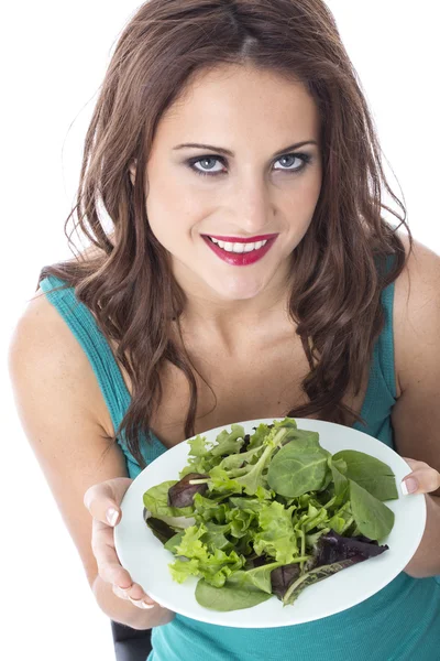 Atractiva mujer joven comiendo ensalada de hojas verdes —  Fotos de Stock