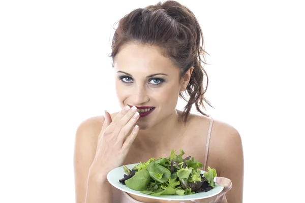 緑の葉のサラダを食べて魅力的な若い女性 — ストック写真