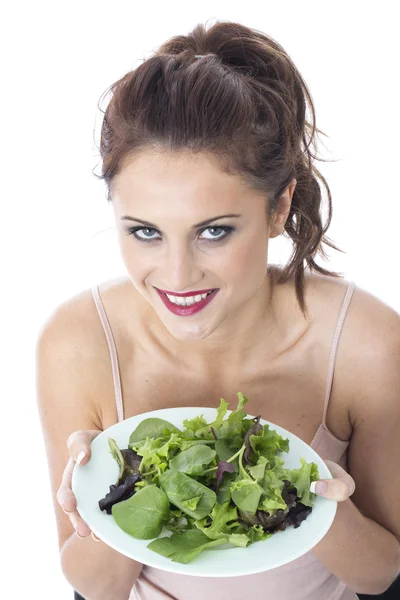 Eszik zöld levelű saláta vonzó fiatal nő — Stock Fotó