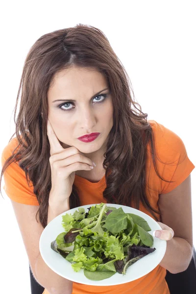 Aantrekkelijke jonge vrouw eten groene bladerde salade — Stockfoto