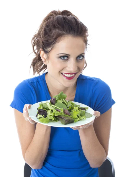 Aantrekkelijke jonge vrouw eten groene bladerde salade — Stockfoto