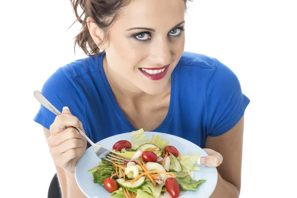 Atractiva mujer joven comiendo ensalada mixta —  Fotos de Stock