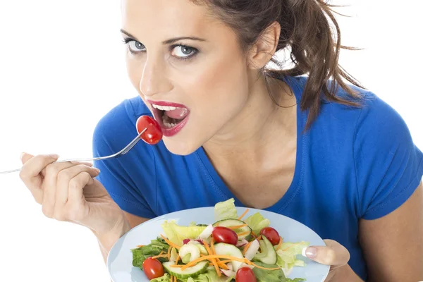 Vonzó fiatal nő, táplálkozás, kevert salátával — Stock Fotó