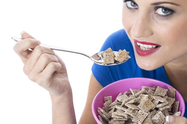 Vonzó fiatal nő eszik reggeli gabona — Stock Fotó