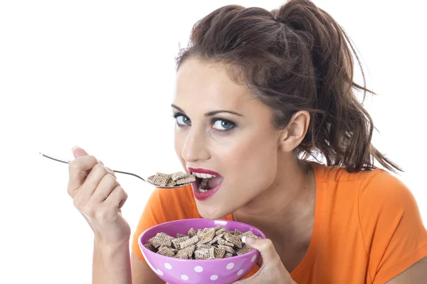 Atractiva joven mujer comiendo cereales de desayuno — Foto de Stock