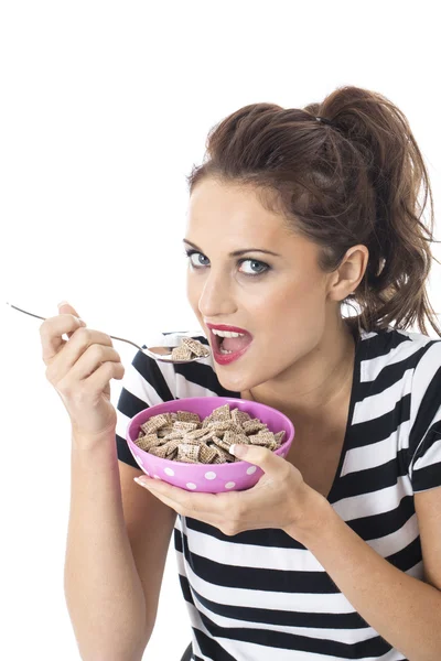 Ελκυστική νεαρή γυναίκα τρώει δημητριακά πρωινού — Φωτογραφία Αρχείου