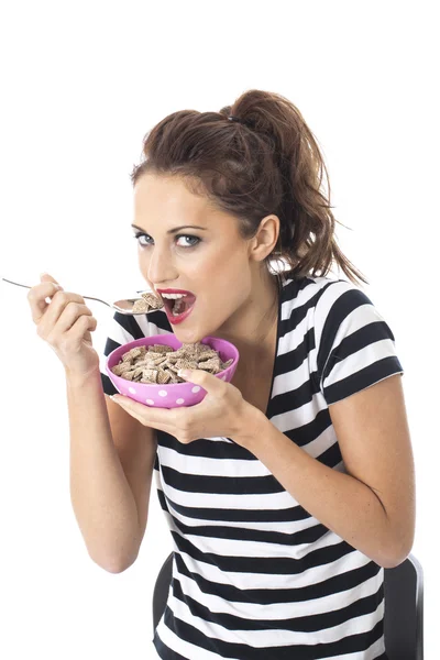 Attraente giovane donna che mangia prima colazione cereali — Foto Stock