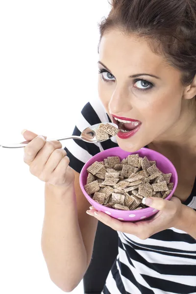 Attraente giovane donna che mangia prima colazione cereali — Foto Stock