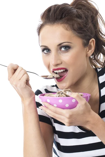 아침 시리얼을 먹는 매력적인 젊은 여자 — 스톡 사진