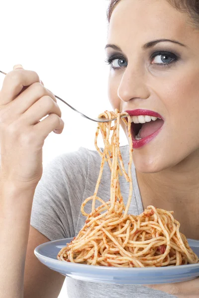 Atraente jovem mulher comer espaguete — Fotografia de Stock