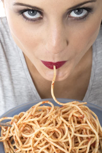 Atraente jovem mulher comer espaguete — Fotografia de Stock