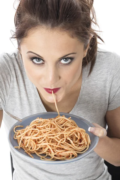 Attraktive junge Frau isst Spaghetti — Stockfoto