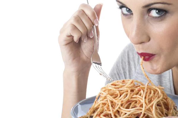 Attraktive junge Frau isst Spaghetti Stockbild