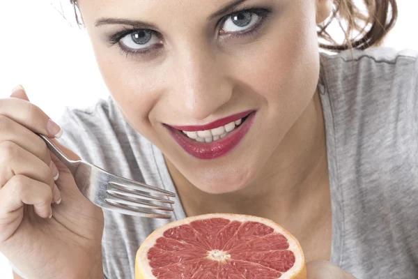 Attraktiv ung kvinna med rosa grapefrukt — Stockfoto