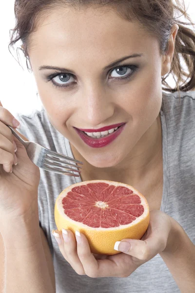 ピンク グレープ フルーツを保持している魅力的な若い女性 — ストック写真