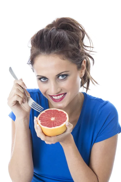 Jovem mulher atraente segurando toranja rosa — Fotografia de Stock