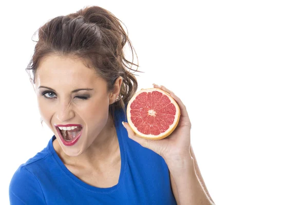 Attraktiv ung kvinna med rosa grapefrukt — Stockfoto