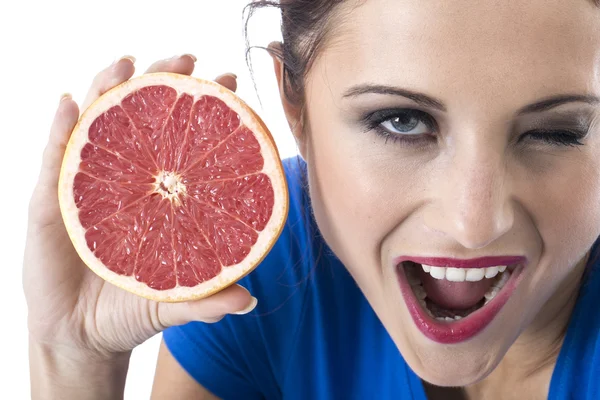 Aantrekkelijke jonge vrouw met roze pompelmoes — Stockfoto