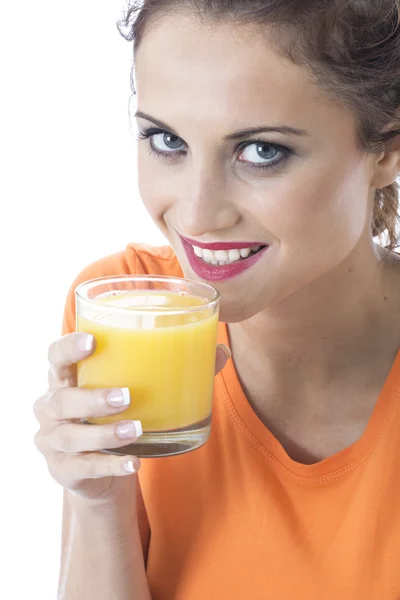 Jovem atraente mulher bebendo suco de laranja — Fotografia de Stock