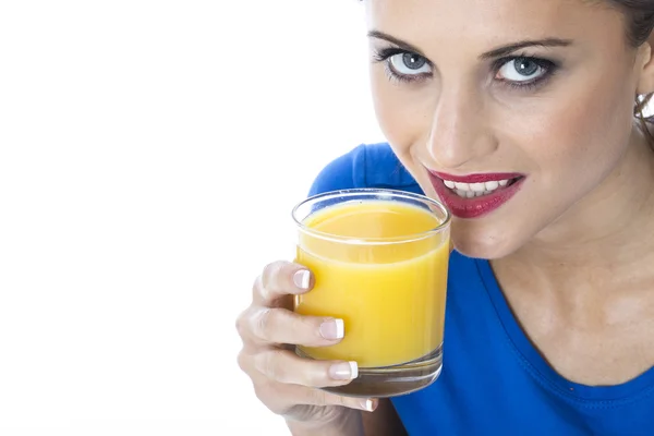 Atractiva mujer joven bebiendo jugo de naranja —  Fotos de Stock