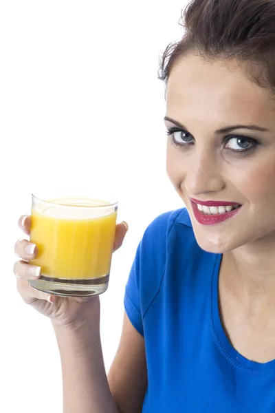 Jovem atraente mulher bebendo suco de laranja — Fotografia de Stock