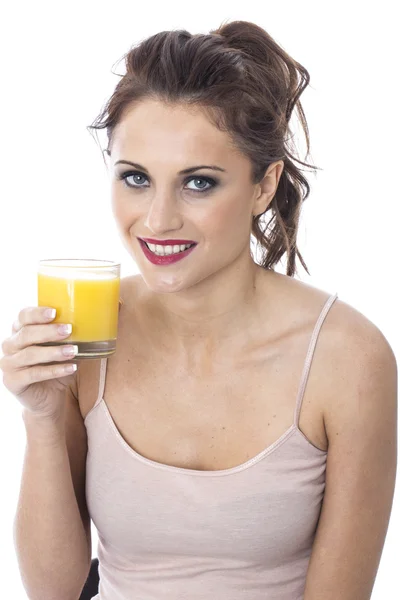 Attraktiv ung kvinna dricka apelsinjuice — Stockfoto