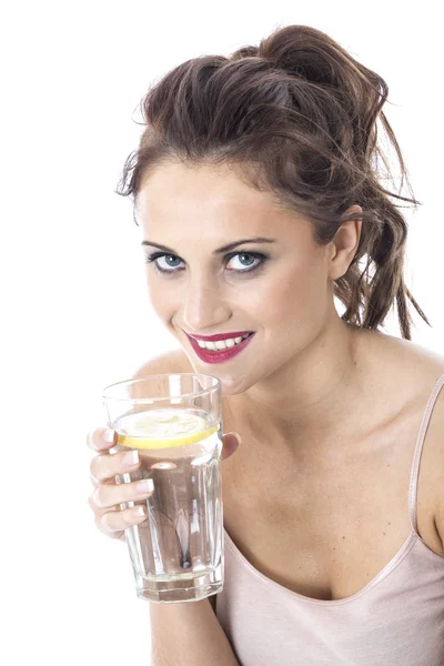 Atractiva joven bebiendo un vaso de agua — Foto de Stock