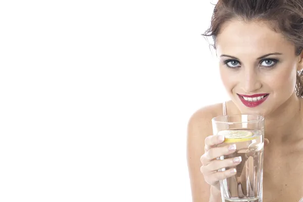 Attraktive junge Frau trinkt ein Glas Wasser — Stockfoto