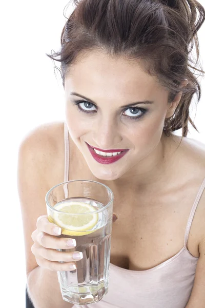 Attraktive junge Frau trinkt ein Glas Wasser — Stockfoto