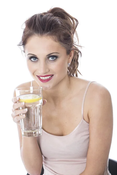 물 한 잔을 마시는 매력적인 젊은 여자 — 스톡 사진
