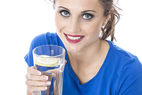 有魅力的年轻女人，喝一杯水 — 图库照片