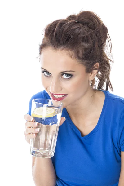 O tânără atractivă bea un pahar cu apă — Fotografie, imagine de stoc