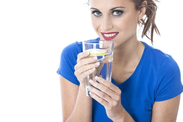 Atrakcyjna młoda kobieta wypija szklankę wody — Zdjęcie stockowe