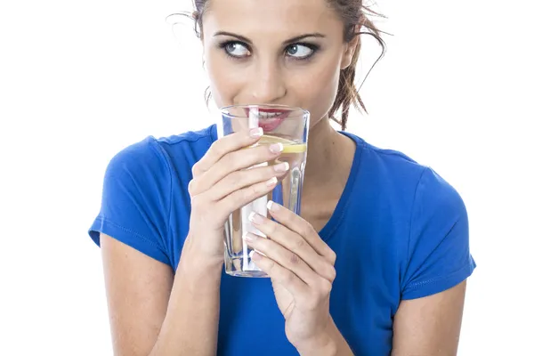 Attraente giovane donna che beve un bicchiere d'acqua — Foto Stock