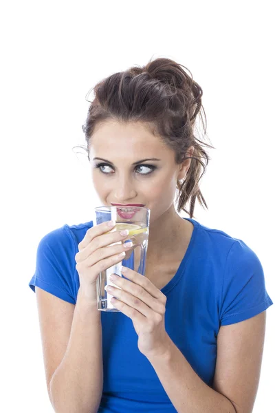 Aantrekkelijke jonge vrouw drinken van een glas water — Stockfoto