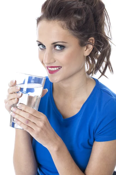 魅力的な若い女性は水のガラスを飲む — ストック写真