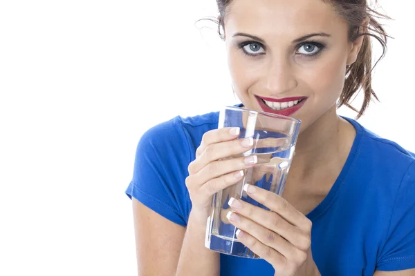 Attraktive junge Frau trinkt ein Glas Wasser — Stockfoto