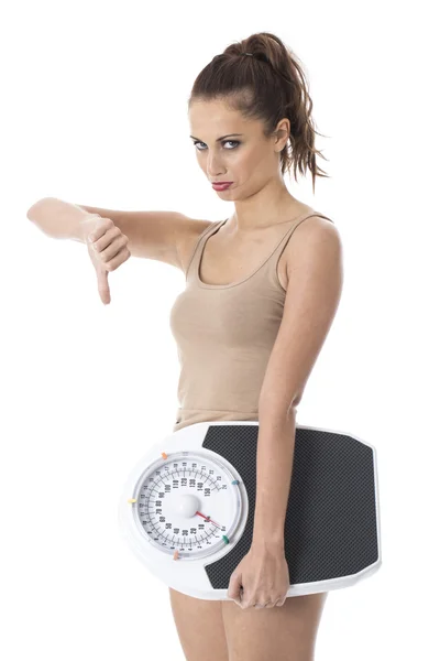 Mulher jovem atraente segurando balanças de pesagem — Fotografia de Stock