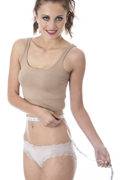 魅力的な若い女性彼女の腰の測定 — ストック写真