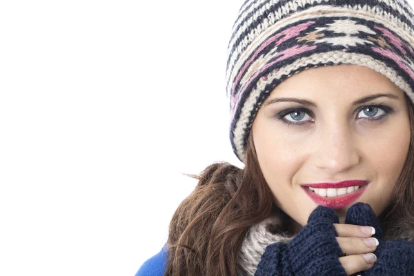 Atractiva mujer joven con sombrero de lana y guantes —  Fotos de Stock