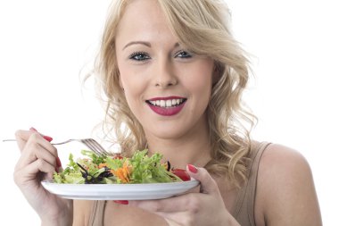 Salata yiyen genç kadın.