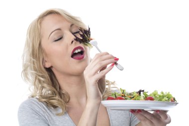 Salata yiyen genç kadın.