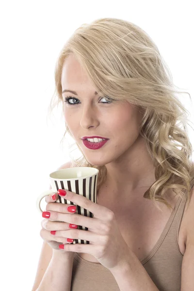 Jonge vrouw die koffie drinkt — Stockfoto