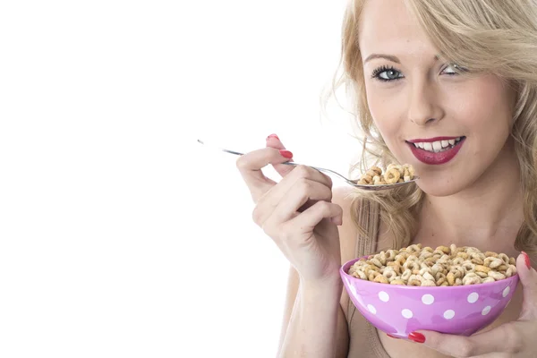 Mujer joven comiendo cereales de desayuno — Foto de Stock