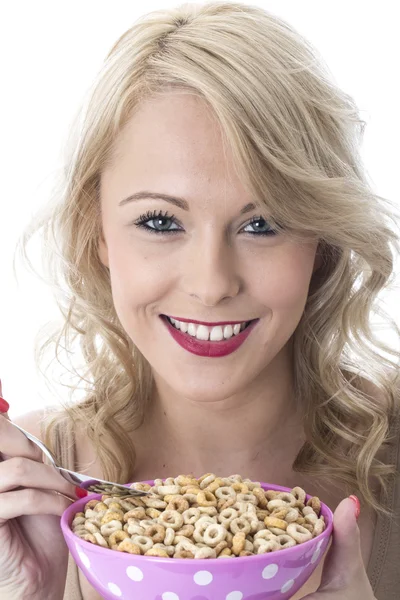 Giovane donna mangiare cereali colazione — Foto Stock