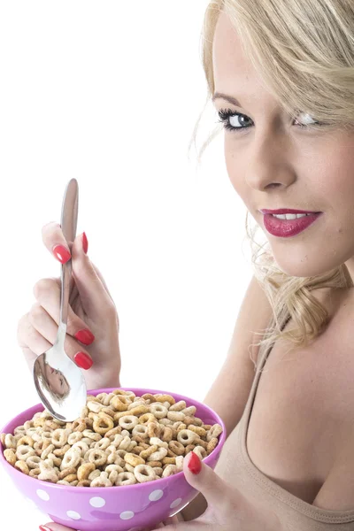 Giovane donna mangiare cereali colazione — Foto Stock