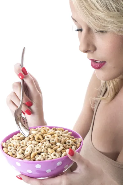Mujer joven comiendo cereales de desayuno — Foto de Stock