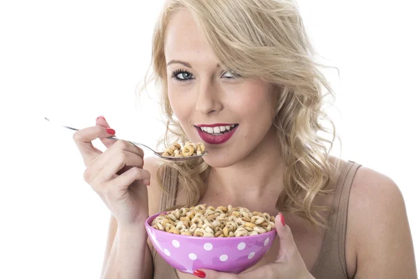 Mujer joven comiendo cereales de desayuno — Foto de Stock