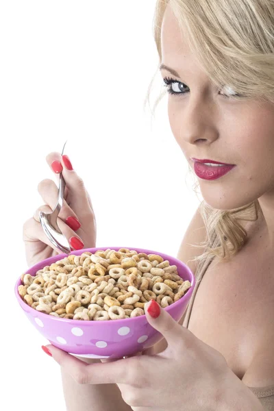 Młoda kobieta jedzenie płatków śniadaniowych — Zdjęcie stockowe