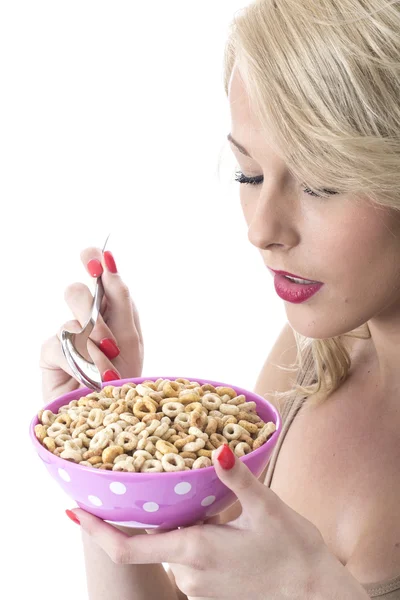 Jovem mulher comendo cereais café da manhã — Fotografia de Stock